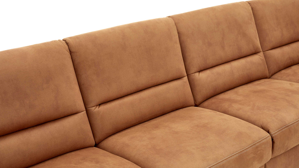 Nahaufnahme eines hellbraunen Modulmaster MM-ZE1049-Modulsofas mit horizontaler Steppung auf den Rückenkissen.