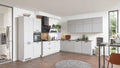 Moderne Küche mit weißen und grauen Schränken, einem schwarzen Kochfeld, einem Holzregal und einem runden Teppich auf Holzboden.