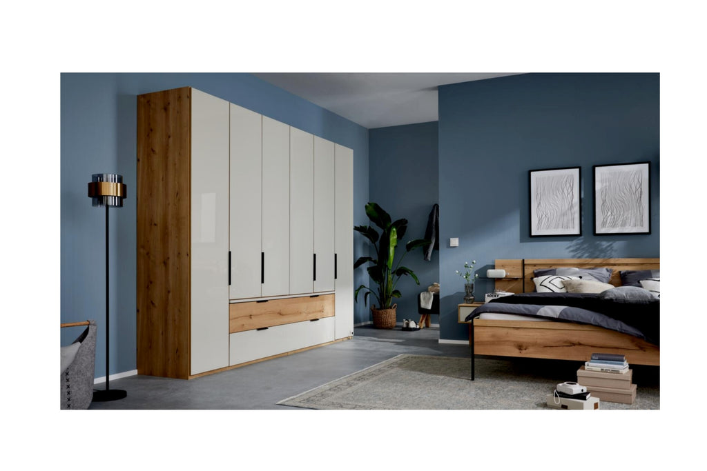 Kleiderschrank mit beige-grauen Glasfronten, Eiche-Dekor und praktischen Schubladen