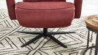 Nahaufnahme des HUKLA® | IL Sessels, Interliving Serie 4541, Leder, mit Sternfuß, neben einem runden Tisch auf einem gemusterten Teppich.