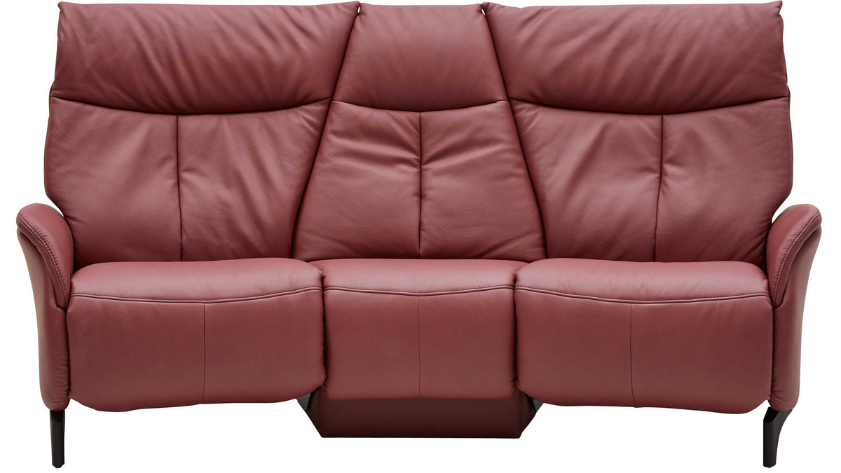 Dreisitziges dunkelrotes Ledersofa mit hoher Rückenlehne, geteilten Polstern, gepolsterten Sitzflächen, Armlehnen und schlanken Füßen.