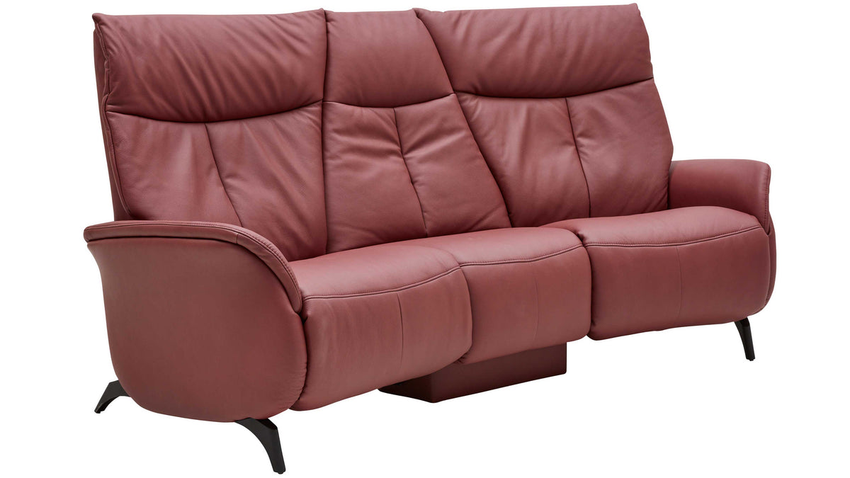 Dreisitziges, rosé-braunes Ledersofa mit hoher gepolsterter Rückenlehne, geteilten Sitzflächen und schwarzen Metallfüßen.