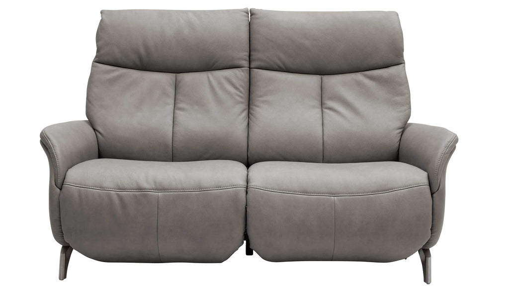 Graues zweiteiliges Sofa mit zwei hohen Rückenlehnen, gepolsterten Armlehnen und schlanken Metallbeinen.