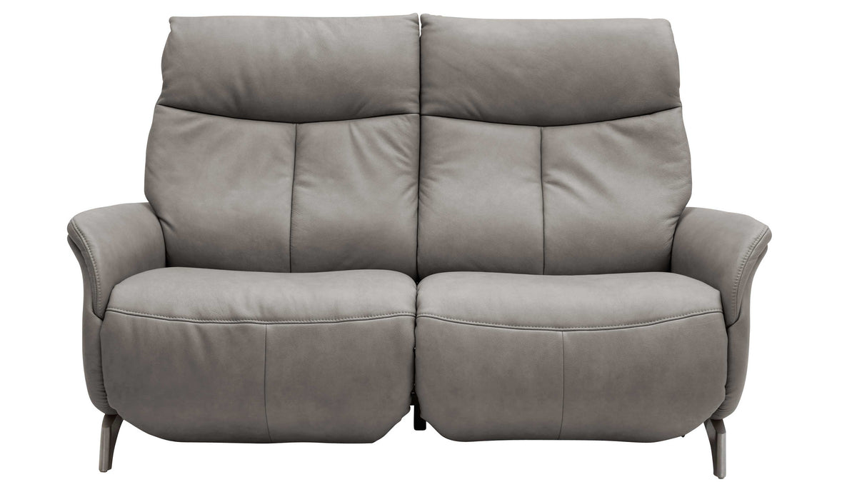 Graues zweiteiliges Sofa mit zwei hohen Rückenlehnen, gepolsterten Armlehnen und schlanken Metallbeinen.