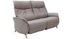 Zweisitziges hellgrau-beiges Sofa mit hohen gepolsterten Rückenlehnen, sichtbaren Steppnähten, runden Armlehnen und schrägen Metallfüßen.