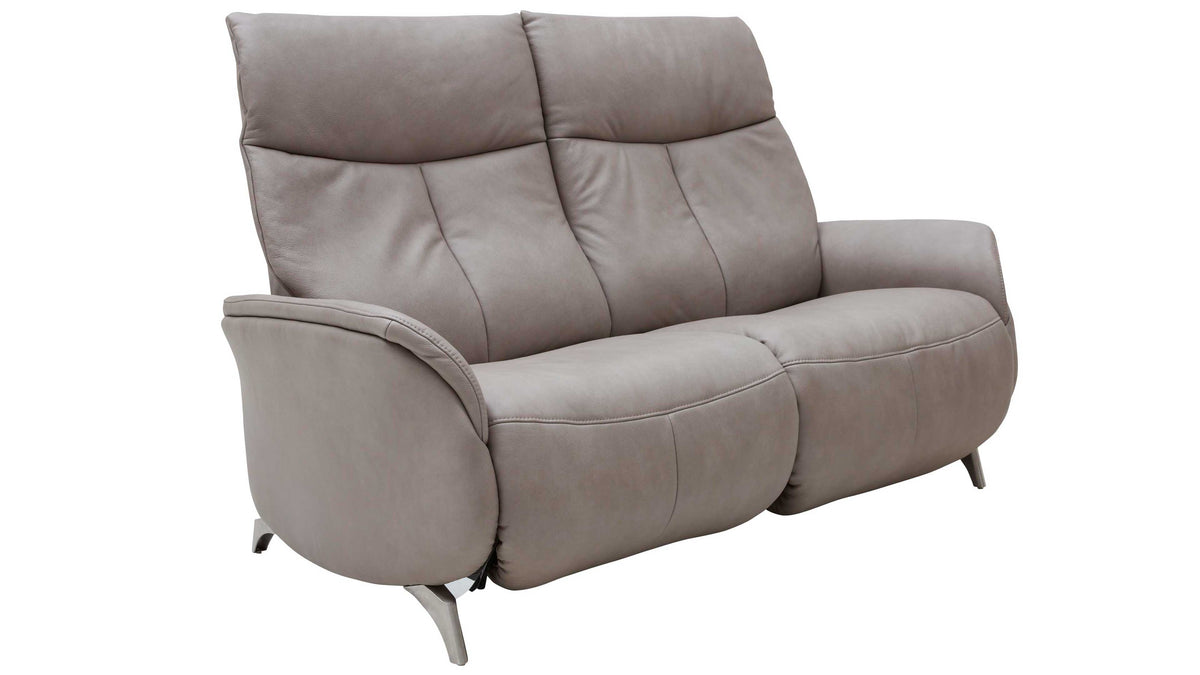 Zweisitziges hellgrau-beiges Sofa mit hohen gepolsterten Rückenlehnen, sichtbaren Steppnähten, runden Armlehnen und schrägen Metallfüßen.