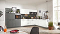 Moderne Küchenzeile in L-Form mit grauen und weißen Fronten, Backofen, Pflanzen und dekorativen Bildern an der Wand.