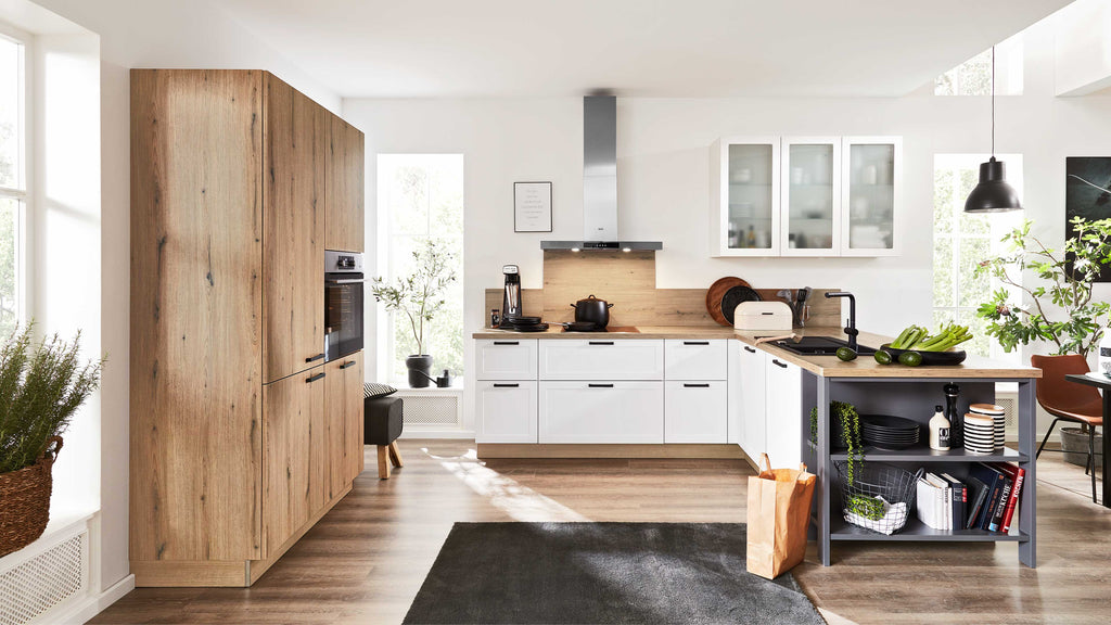 Moderne Küche mit weißen Unterschränken, einem Holz-Waschbereich, einer Wand mit Holzverkleidung und einem großen Fenster mit Pflanzen neben einem schwarzen Teppich.
