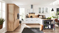 Moderne Küche mit weißen Unterschränken, einem Holz-Waschbereich, einer Wand mit Holzverkleidung und einem großen Fenster mit Pflanzen neben einem schwarzen Teppich.