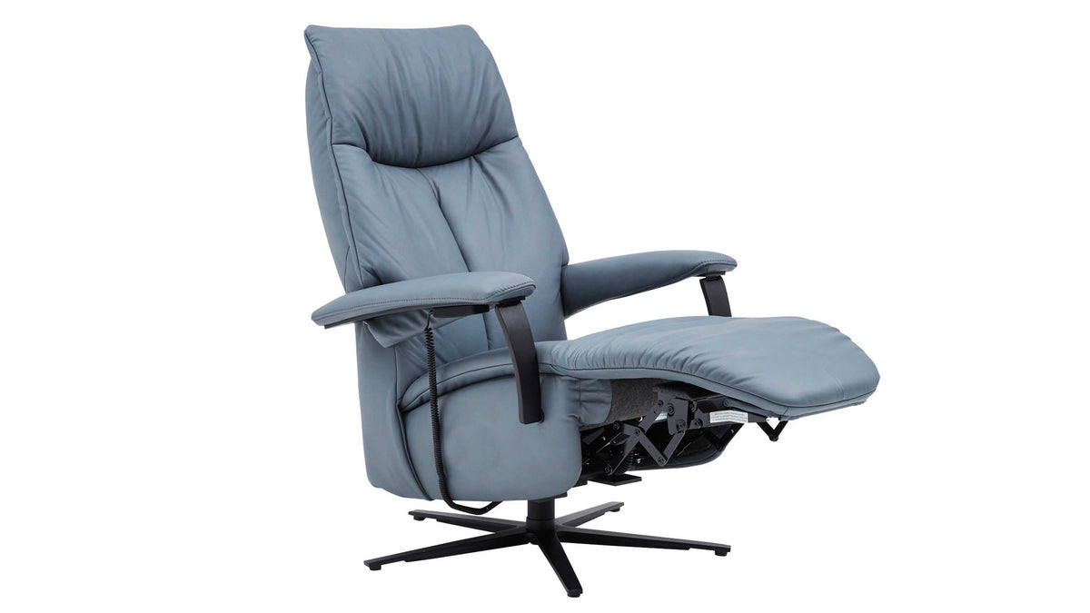 Hellblauer Leder-Sessel mit hoher Rückenlehne, ausgefahrenem Fußteil, gepolsterten Armlehnen und schwarzem Sternfuß.