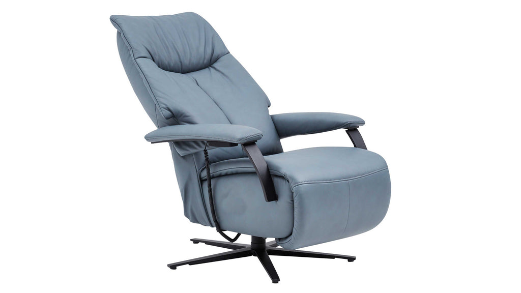 Hellblauer, gepolsterter Relaxsessel mit breiten Armlehnen, sichtbarem Spiralkabel und schwarzem Sternfuß.