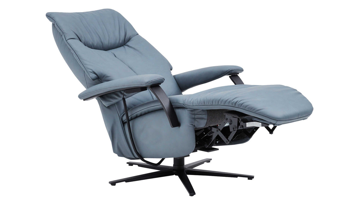 Blaugrauer, gepolsterter Relaxsessel in Liegeposition mit sichtbarem Metallmechanismus, Drehsternfuß und Spiralkabel-Fernbedienung.