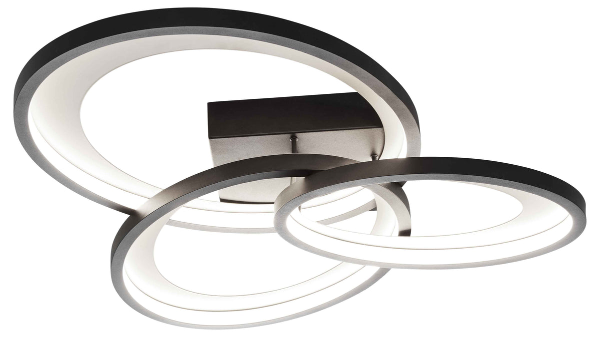 Deckenleuchte mit drei ineinander greifenden, beleuchteten Ringen in grauer Fassung und weißem Diffusor mit quadratischer Halteplatte.
