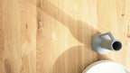 Interliving 5104 Rechteckiger Esstisch mit heller Wildeiche-Tischplatte und Edelstahlgestell in moderner V-Form