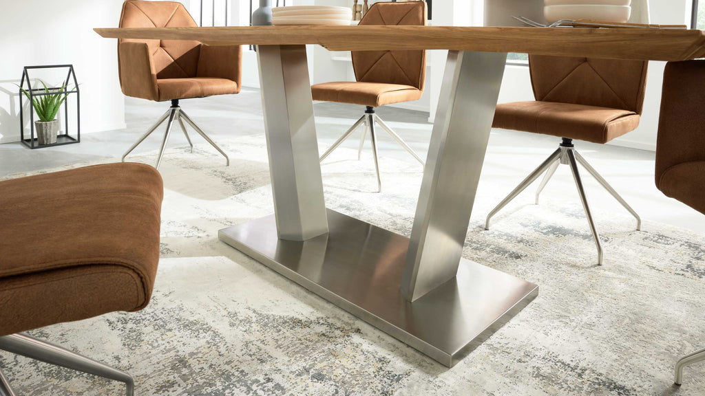 Interliving 5104 Rechteckiger Esstisch mit heller Wildeiche-Tischplatte und Edelstahlgestell in moderner V-Form