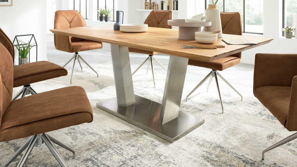 Interliving 5104 Rechteckiger Esstisch mit heller Wildeiche-Tischplatte und Edelstahlgestell in moderner V-Form