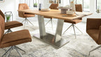 Interliving 5104 Rechteckiger Esstisch mit heller Wildeiche-Tischplatte und Edelstahlgestell in moderner V-Form