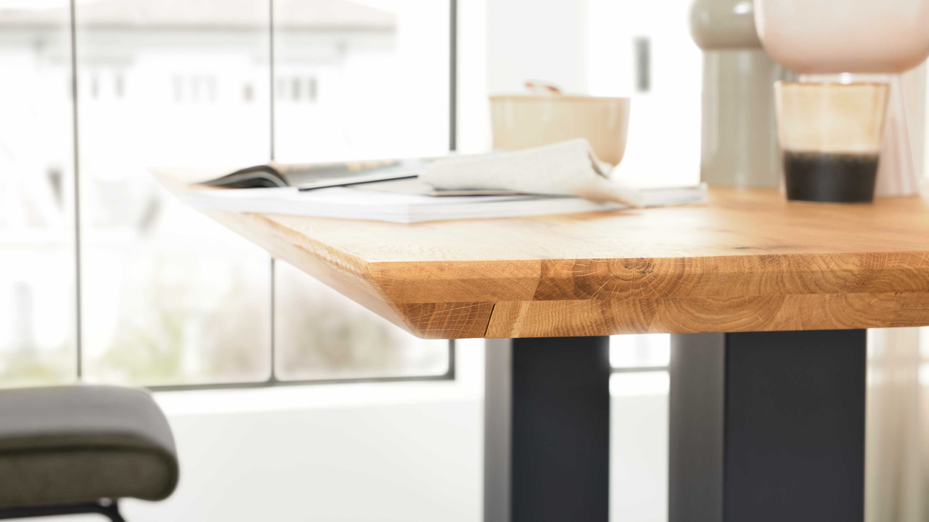 Interliving Bartisch Serie 5104, mit Tischplatte aus heller Wildeiche und schwarzem Metallgestell