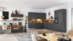 Eine moderne Küche in dunklem Grau mit Holzelementen, einem Esstisch und dekorativen Regalen im Hintergrund.
