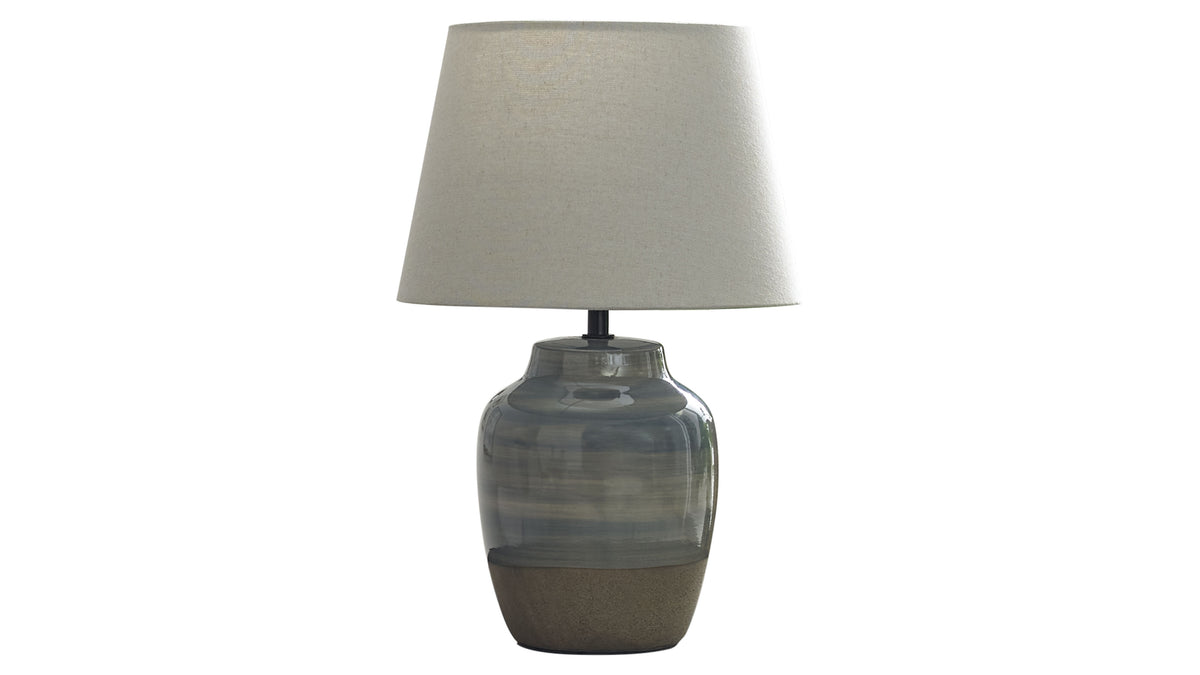 Tischlampe mit beigem Leinen-Schirm und bauchigem Keramikfuß in graublauer Glasur mit rohem, braunem Sockel.
