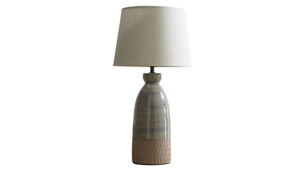 Tischlampe mit hellem beigem Leinenschirm, bauchigem glasiertem graublauem Keramikkorpus und geriffeltem braunem Sockel.