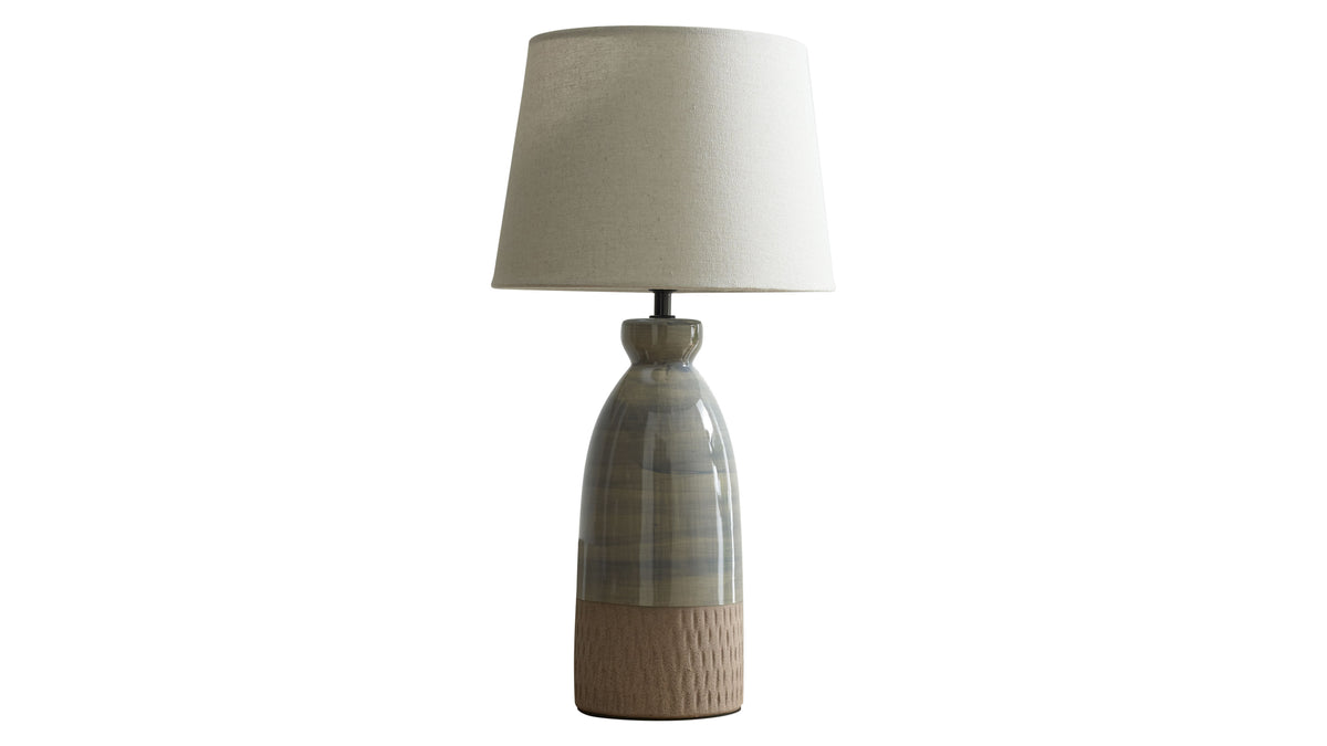 Tischlampe mit hellem beigem Leinenschirm, bauchigem glasiertem graublauem Keramikkorpus und geriffeltem braunem Sockel.