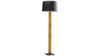 Stehlampe mit schwarzem Zylinderschirm, schlankem rechteckigem Holzstamm, sichtbarem Kabel und schwarzer quadratischer Metallbasis.