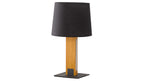 Tischlampe mit schwarzem konischem Schirm, rechteckigem hellem Holzschaft mit seitlichem weißem Streifen und schwarzer Bodenplatte.