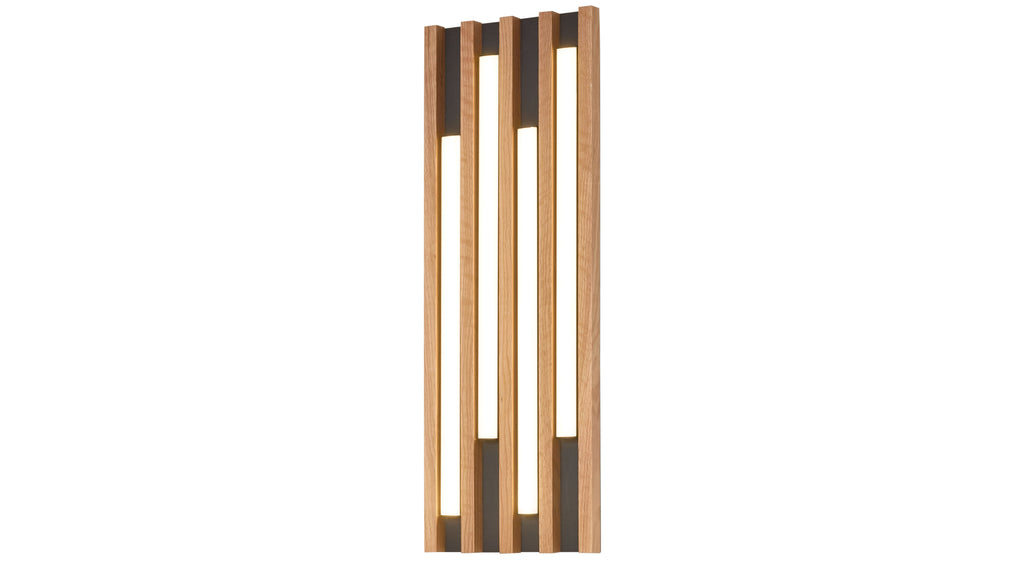 Vertikale Wandlampe aus vier hellen Holzlatten mit drei schmalen, eingebauten Leuchtstreifen und dunklen Einsätzen.