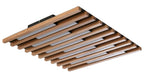 Deckenleuchte mit zwölf parallelen Holzlamellen in hellbraun und eingelassenen weißen Lichtdiffusoren, schwarze Montageplatte sichtbar.