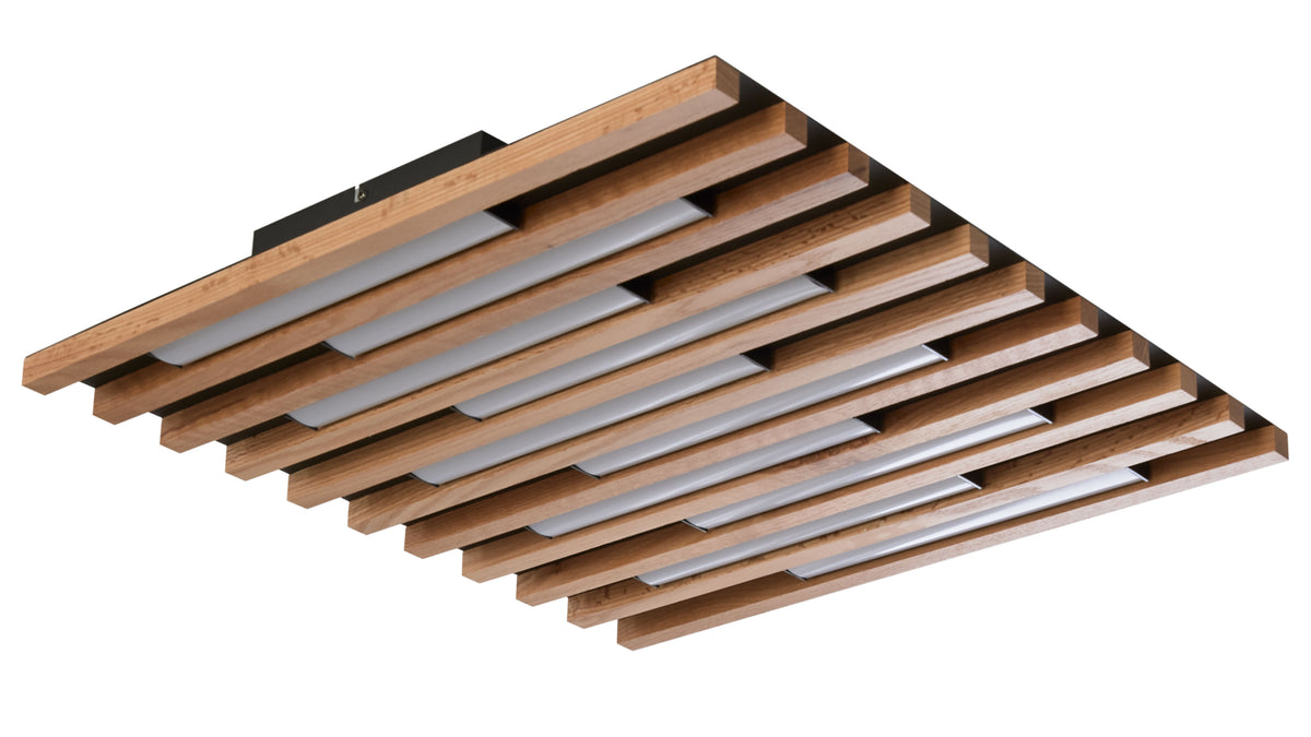 Deckenleuchte mit zwölf parallelen Holzlamellen in hellbraun und eingelassenen weißen Lichtdiffusoren, schwarze Montageplatte sichtbar.