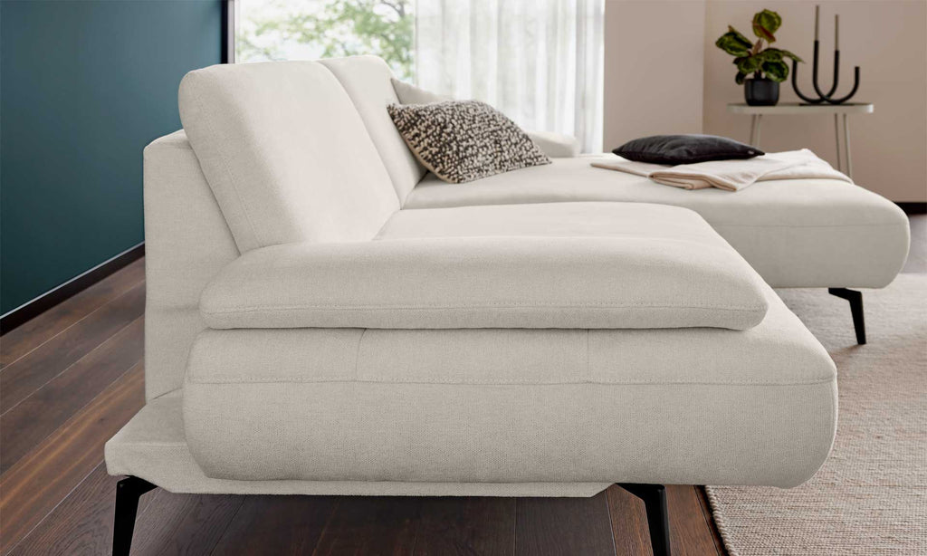 ZEHDENICK | IL Interliving Sofa Serie 4306 Jubiläums-Edition, Ecksofa in Beige mit schwarzem Gestell und Kissen.