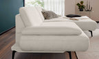 ZEHDENICK | IL Interliving Sofa Serie 4306 Jubiläums-Edition, Ecksofa in Beige mit schwarzem Gestell und Kissen.
