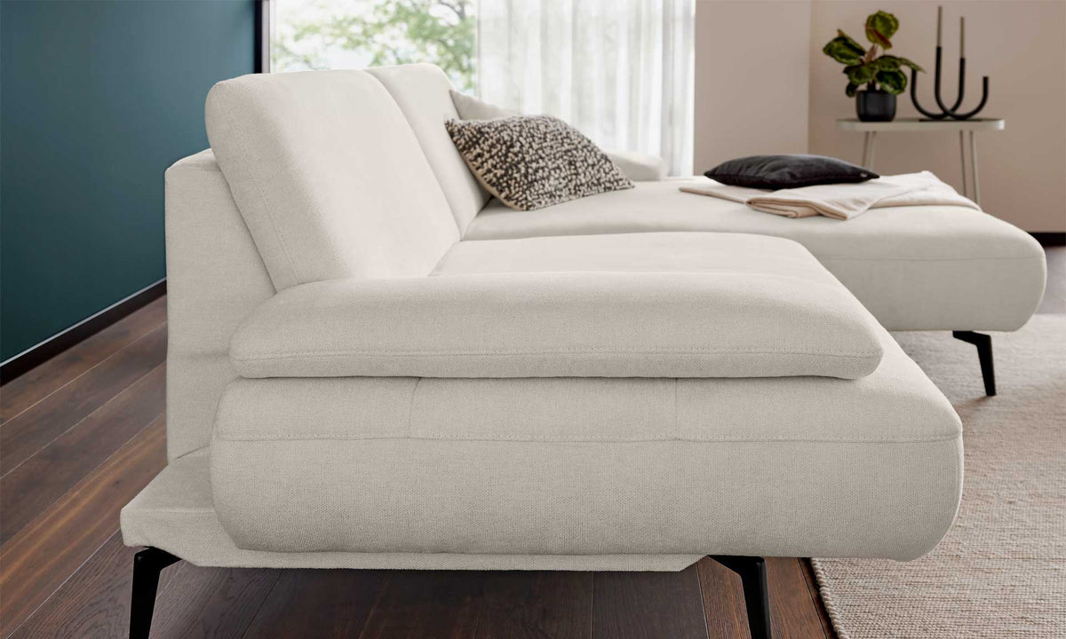 ZEHDENICK | IL Interliving Sofa Serie 4306 Jubiläums-Edition, Ecksofa in Beige mit schwarzem Gestell und Kissen.