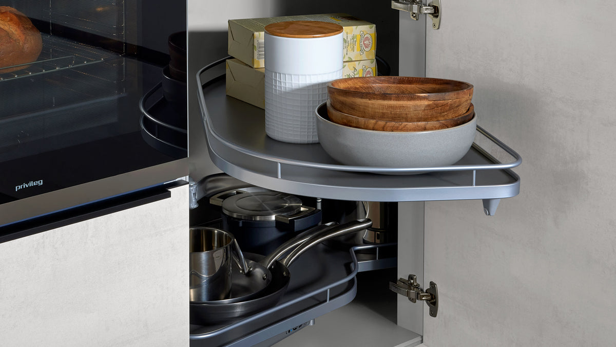 Moderne U-förmige Küche „Interliving 3280“ von nolte® KÜCHEN | IL mit Hochschrank und Stauraum für Schüsseln und Gläser.