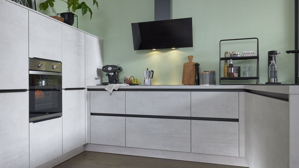 Interliving Küche 3280: U-förmige Küche in „Beton Weiß“ von nolte® KÜCHEN | IL mit Hochschrankelement und viel Stauraum.