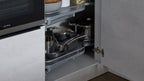 Interliving Küche Serie 3280 von nolte®: Offener Schrank mit praktischen Auszügen für Töpfe und Pfannen in Betonweiß.