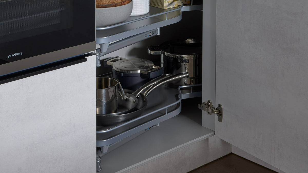 Interliving Küche Serie 3280 von nolte®: Offener Schrank mit praktischen Auszügen für Töpfe und Pfannen in Betonweiß.