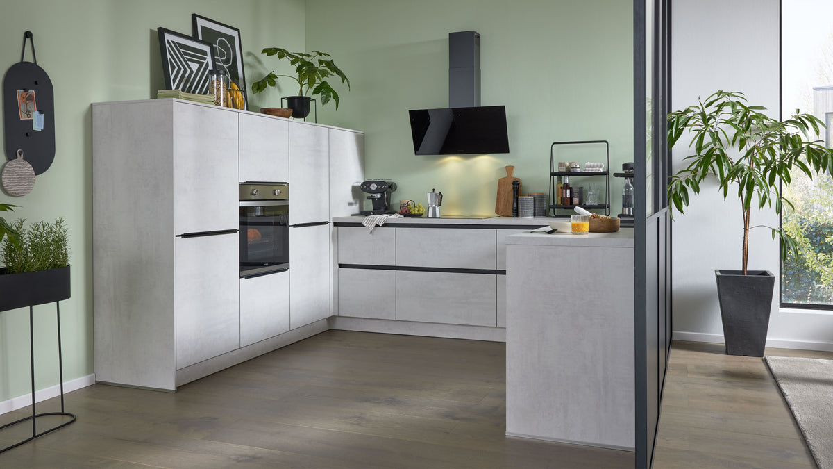 U-Küche „Interliving 3280“ von nolte® KÜCHEN | IL in „Beton Weiß NB“ mit Hochschrank, viel Stauraum und modernen Akzenten.