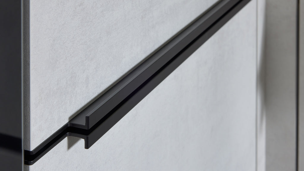 Nahaufnahme eines minimalistischen Griffs der Interliving Küche Serie 3280 von nolte® KÜCHEN | IL in Beton Weiß NB.