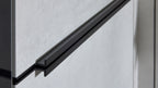 Nahaufnahme eines minimalistischen Griffs der Interliving Küche Serie 3280 von nolte® KÜCHEN | IL in Beton Weiß NB.