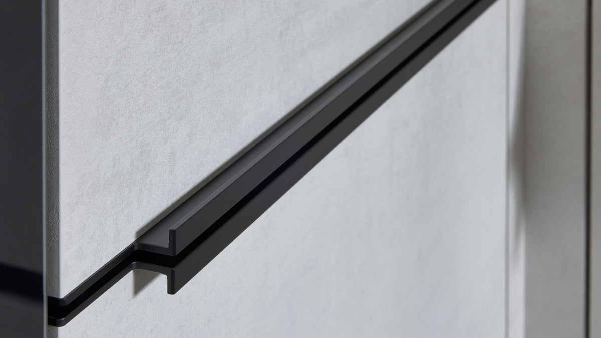 Nahaufnahme eines minimalistischen Griffs der Interliving Küche Serie 3280 von nolte® KÜCHEN | IL in Beton Weiß NB.