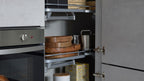 Interliving Küche Serie 3280 U-förmige Küche von nolte® KÜCHEN | IL: offener Hochschrank, Holzschalen und Dosen, cleverer Stauraum.
