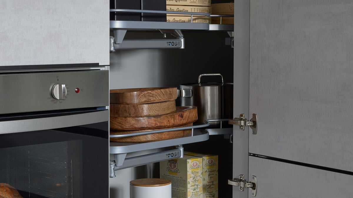 Interliving Küche Serie 3280 U-förmige Küche von nolte® KÜCHEN | IL: offener Hochschrank, Holzschalen und Dosen, cleverer Stauraum.