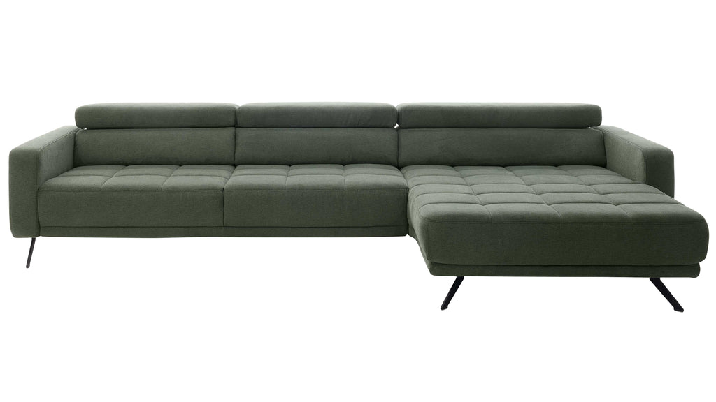 Grünes Ecksofa mit rechter Chaiselongue, gepolsterten, gesteppten Sitzflächen, drei Kopfstützen und schwarzen Metallfüßen.
