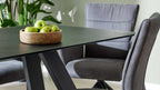 Interliving  Serie 5122, Moderner Esstisch mit schwarzer Keramik-Tischplatte und markantem Gestell in Anthrazit