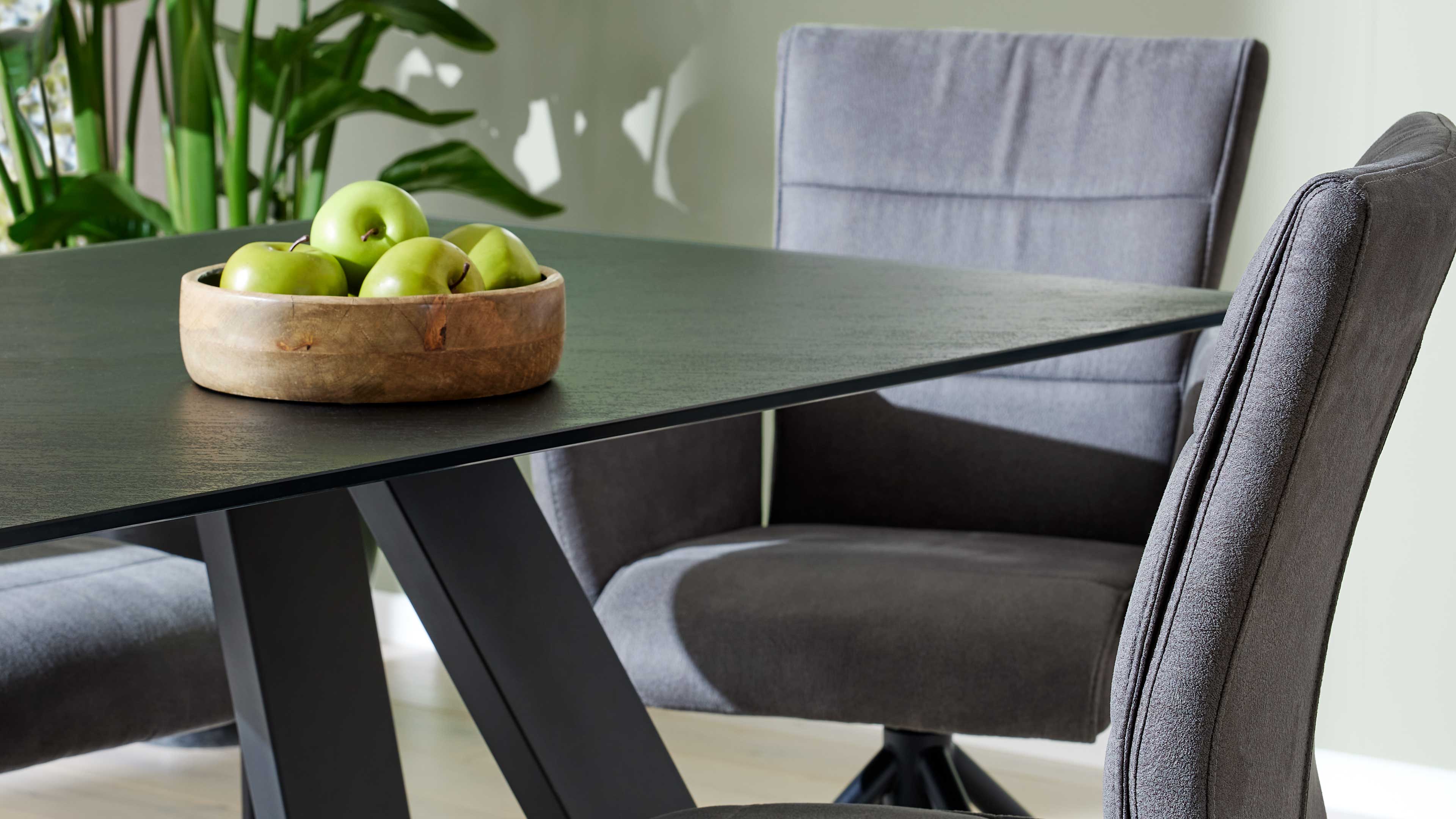 Interliving  Serie 5122, Moderner Esstisch mit schwarzer Keramik-Tischplatte und markantem Gestell in Anthrazit
