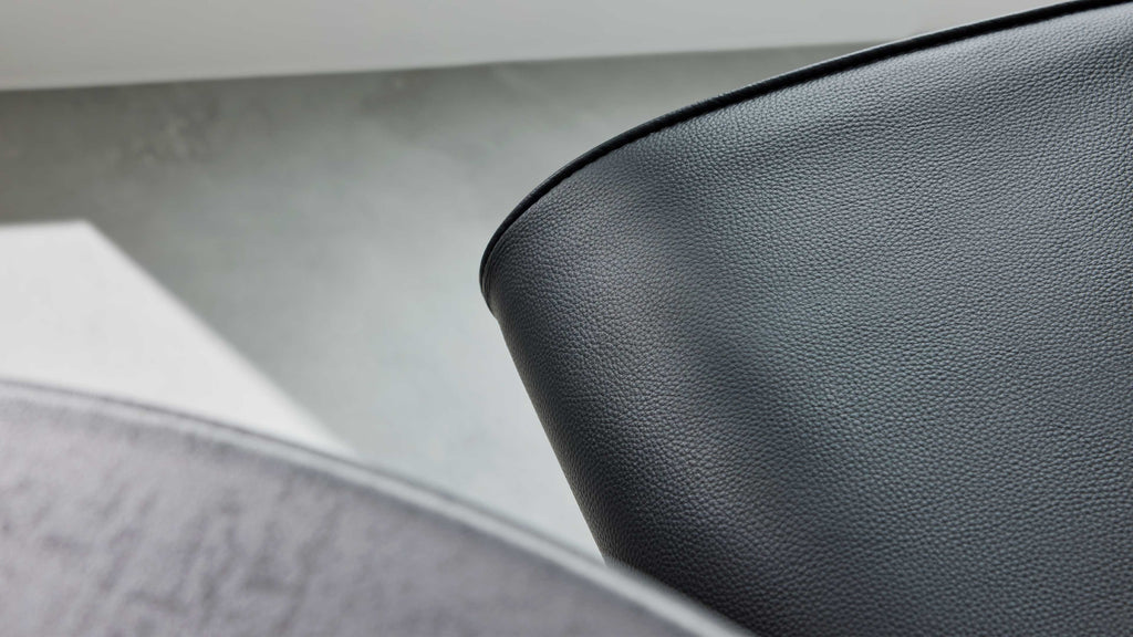 Interliving 5122 Barhocker mit schwarzem Bezug und gebürstetem Edelstahlgestell