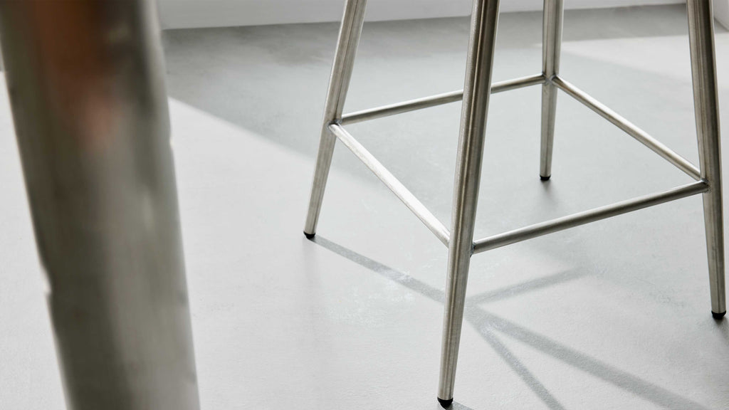 Interliving 5122 Barhocker mit schwarzem Bezug und gebürstetem Edelstahlgestell