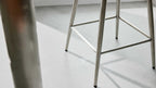 Interliving 5122 Barhocker mit schwarzem Bezug und gebürstetem Edelstahlgestell